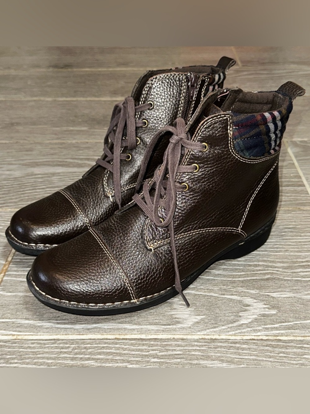 Clarks Whistle Bea Pebbled Leather Ankle Boots Brown Zip Up Casual Cozy Size 9M